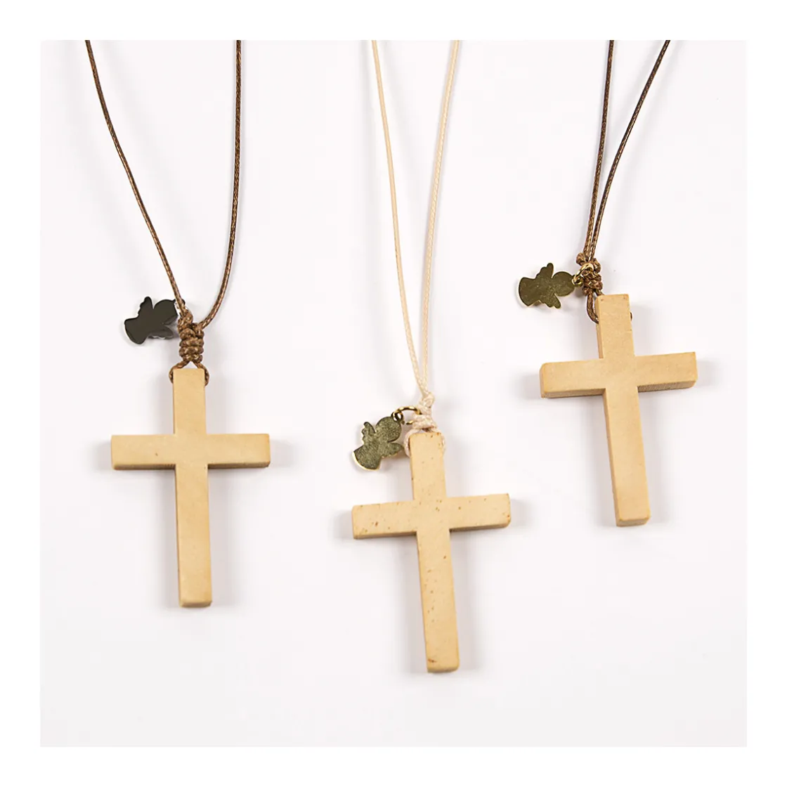 complemento_colgante_con__1-2.webp Discount Complemento Colgante con cruz de madera y detalle de Ángel Bautizo, Ceremonia Y Comunión